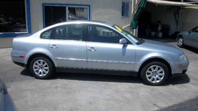 2003 Volkswagen Passat FWD 4dr Sport