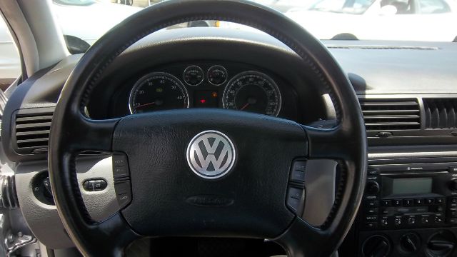 2003 Volkswagen Passat FWD 4dr Sport