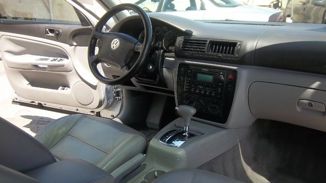 2003 Volkswagen Passat FWD 4dr Sport