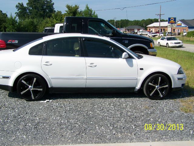 2003 Volkswagen Passat FWD 4dr Sport