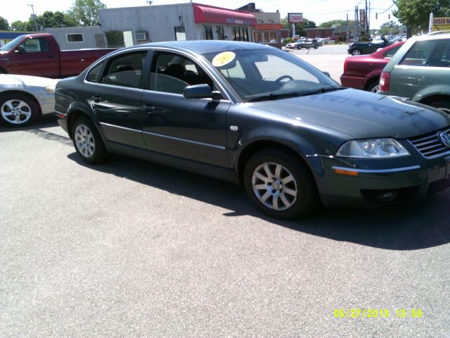 2003 Volkswagen Passat FWD 4dr Sport