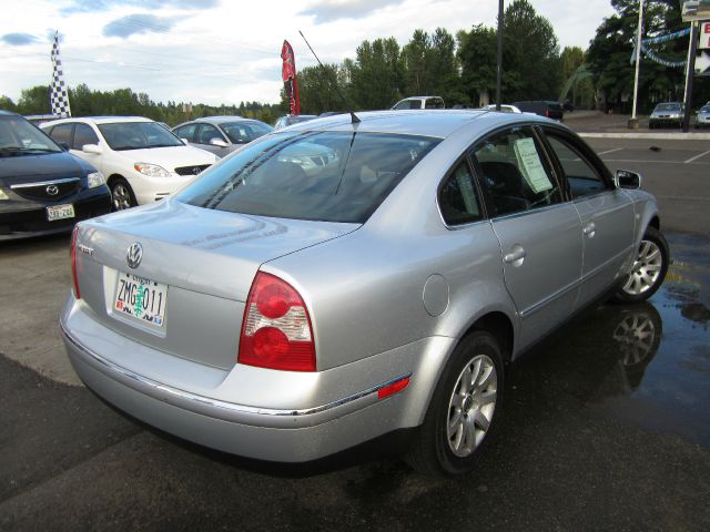 2003 Volkswagen Passat FWD 4dr Sport