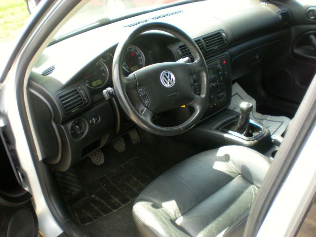 2003 Volkswagen Passat FWD 4dr Sport