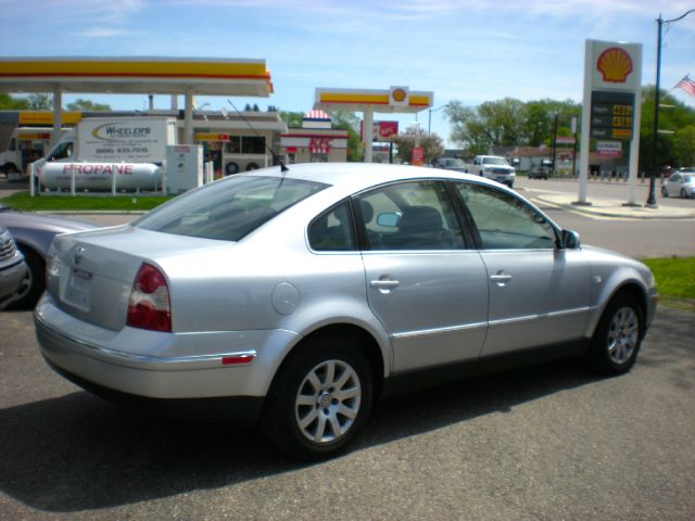 2003 Volkswagen Passat FWD 4dr Sport