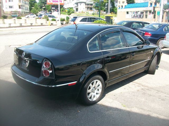 2003 Volkswagen Passat FWD 4dr Sport