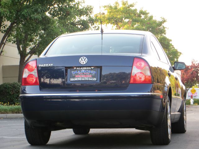 2003 Volkswagen Passat FWD 4dr Sport