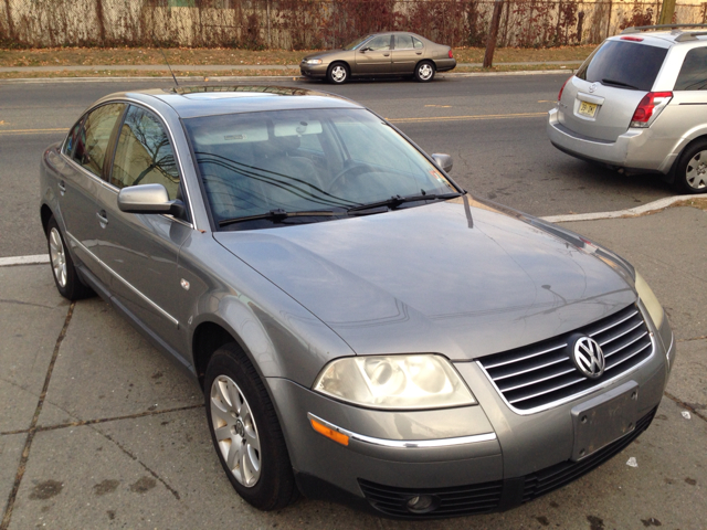 2003 Volkswagen Passat FWD 4dr Sport