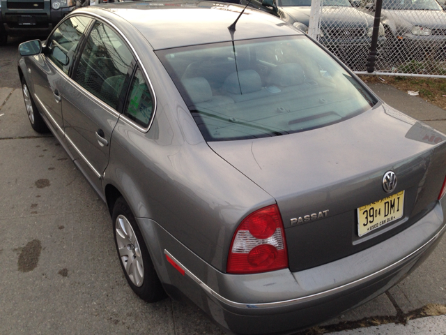 2003 Volkswagen Passat FWD 4dr Sport