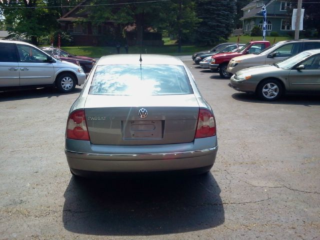 2003 Volkswagen Passat FWD 4dr Sport