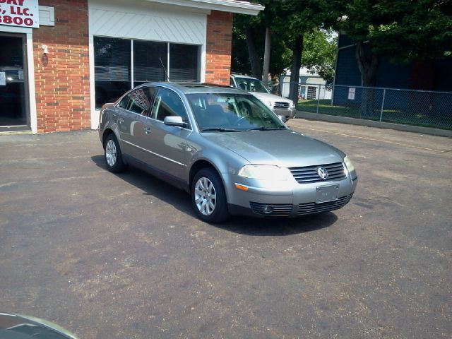 2003 Volkswagen Passat FWD 4dr Sport