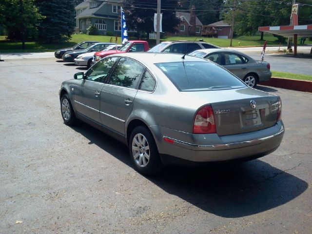 2003 Volkswagen Passat FWD 4dr Sport