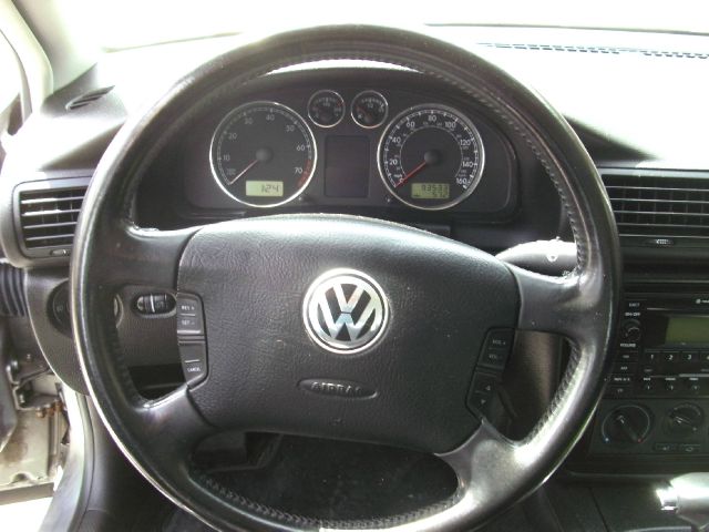 2003 Volkswagen Passat FWD 4dr Sport