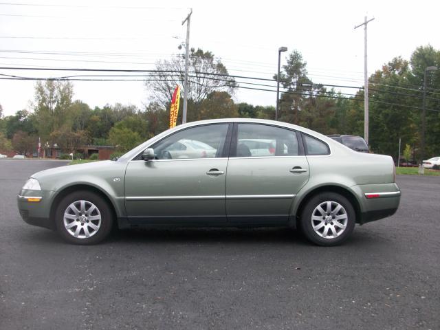 2003 Volkswagen Passat FWD 4dr Sport