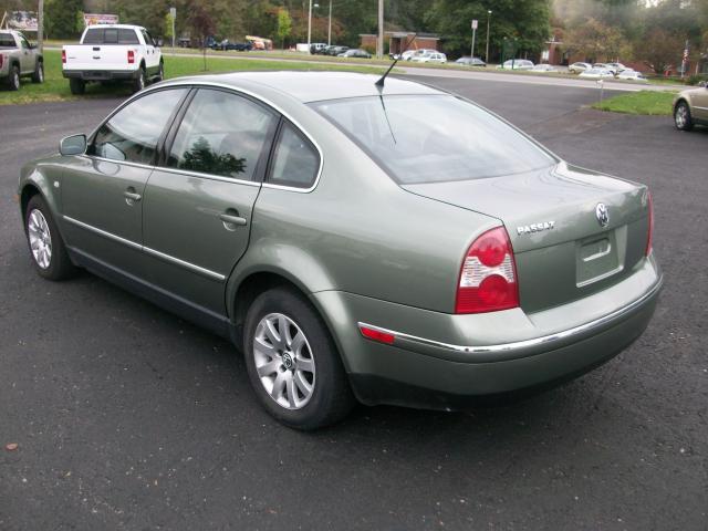 2003 Volkswagen Passat FWD 4dr Sport