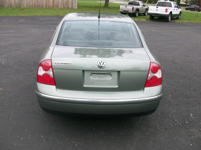 2003 Volkswagen Passat FWD 4dr Sport