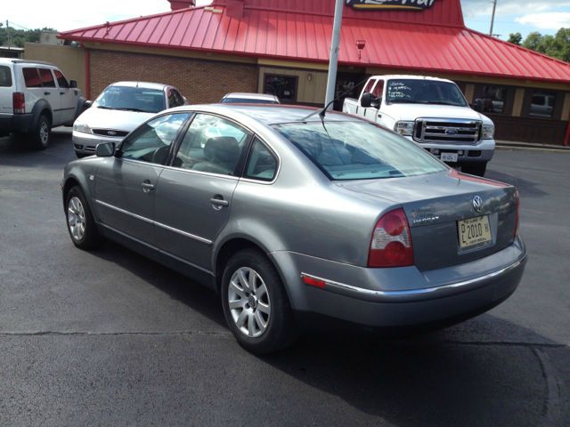 2003 Volkswagen Passat FWD 4dr Sport