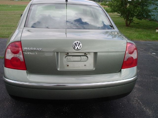 2003 Volkswagen Passat FWD 4dr Sport