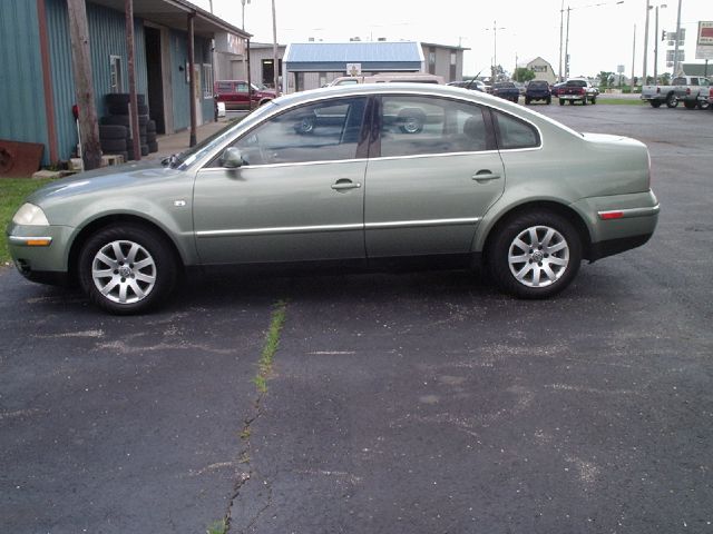 2003 Volkswagen Passat FWD 4dr Sport