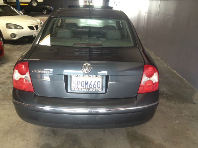 2003 Volkswagen Passat FWD 4dr Sport