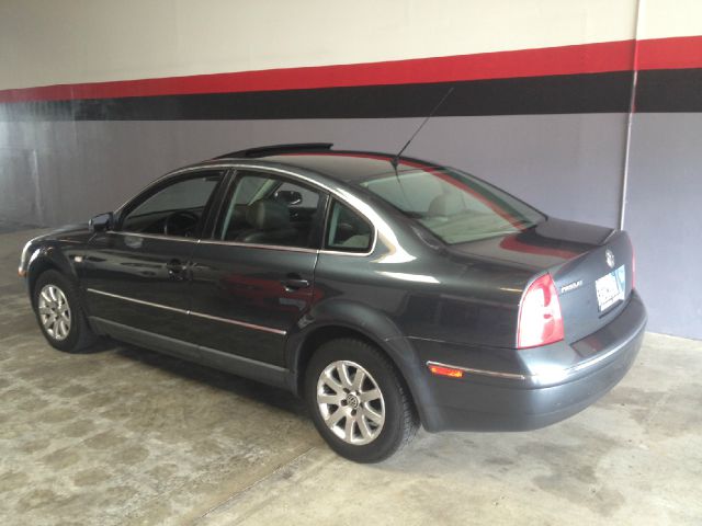 2003 Volkswagen Passat FWD 4dr Sport