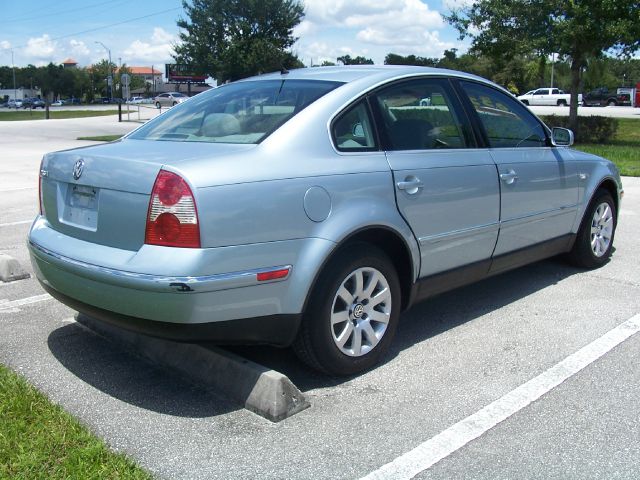 2003 Volkswagen Passat FWD 4dr Sport