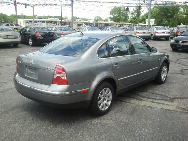 2003 Volkswagen Passat FWD 4dr Sport