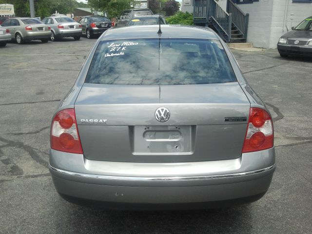 2003 Volkswagen Passat FWD 4dr Sport