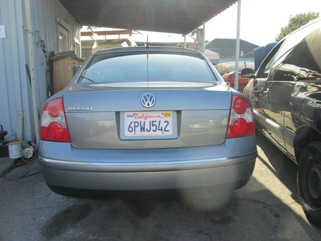 2003 Volkswagen Passat FWD 4dr Sport