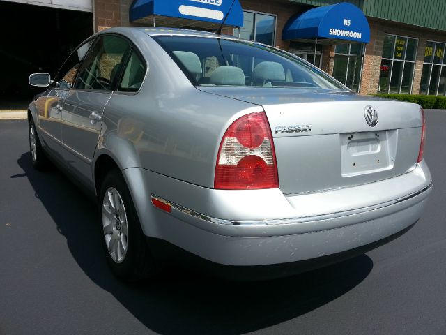 2003 Volkswagen Passat FWD 4dr Sport