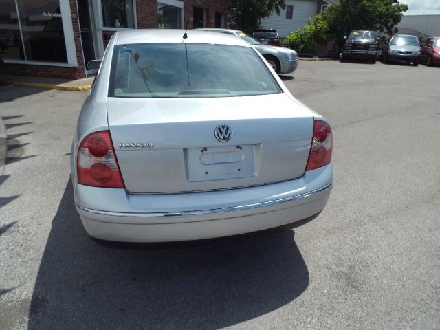 2004 Volkswagen Passat FWD 4dr Sport