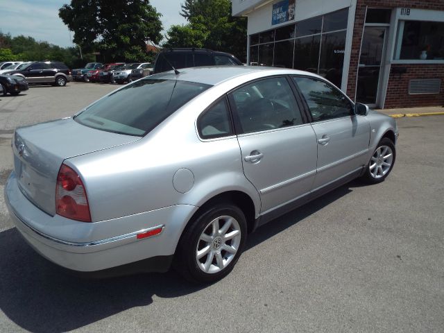 2004 Volkswagen Passat FWD 4dr Sport