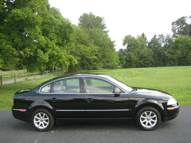 2004 Volkswagen Passat FWD 4dr Sport