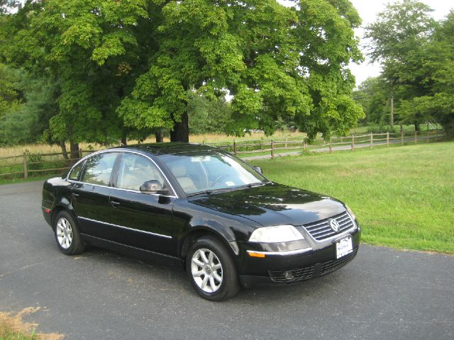 2004 Volkswagen Passat FWD 4dr Sport