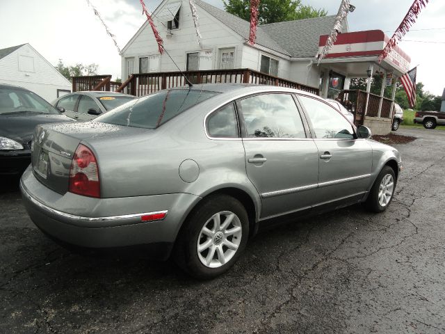 2004 Volkswagen Passat FWD 4dr Sport