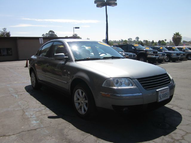 2004 Volkswagen Passat FWD 4dr Sport