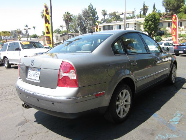 2004 Volkswagen Passat FWD 4dr Sport