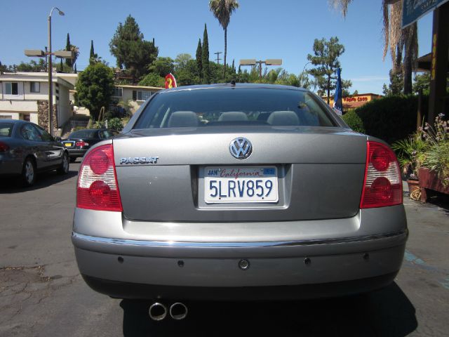 2004 Volkswagen Passat FWD 4dr Sport