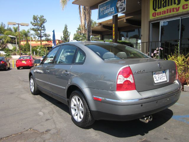 2004 Volkswagen Passat FWD 4dr Sport