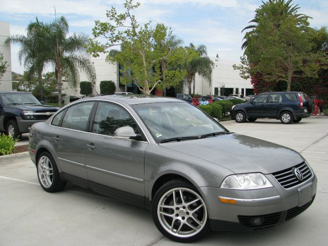 2004 Volkswagen Passat FWD 4dr Sport