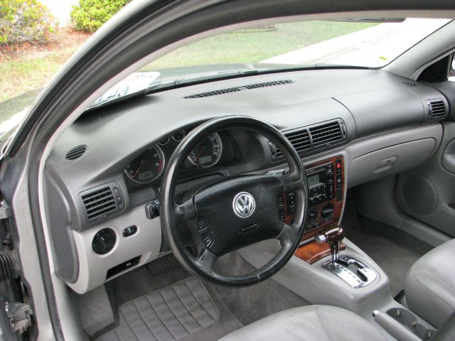 2004 Volkswagen Passat FWD 4dr Sport