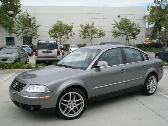 2004 Volkswagen Passat FWD 4dr Sport