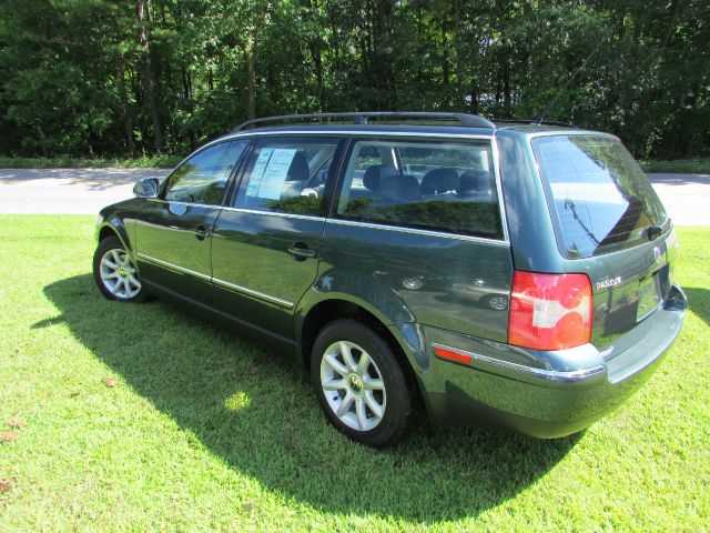 2004 Volkswagen Passat FWD 4dr Sport