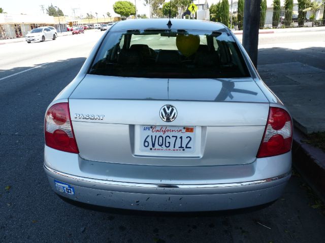 2004 Volkswagen Passat FWD 4dr Sport