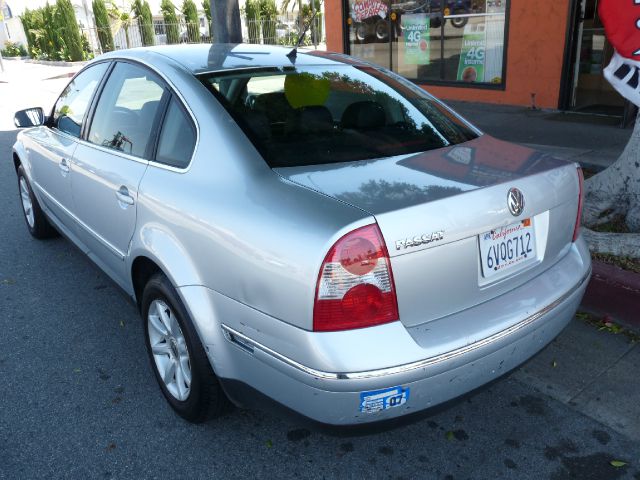 2004 Volkswagen Passat FWD 4dr Sport