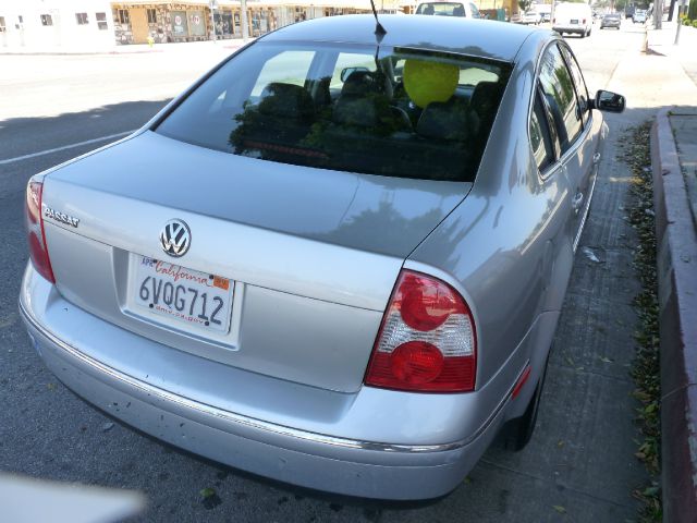 2004 Volkswagen Passat FWD 4dr Sport