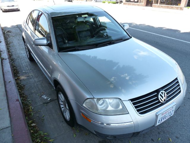 2004 Volkswagen Passat FWD 4dr Sport