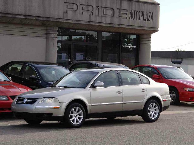 2004 Volkswagen Passat FWD 4dr Sport