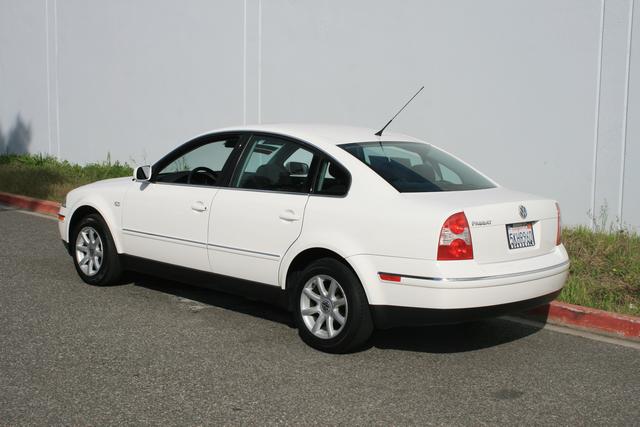 2004 Volkswagen Passat FWD 4dr Sport