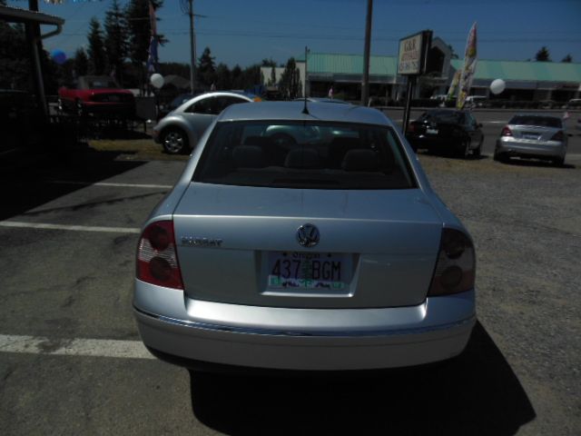 2004 Volkswagen Passat FWD 4dr Sport