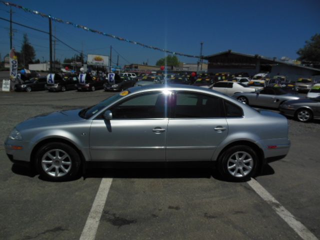 2004 Volkswagen Passat FWD 4dr Sport